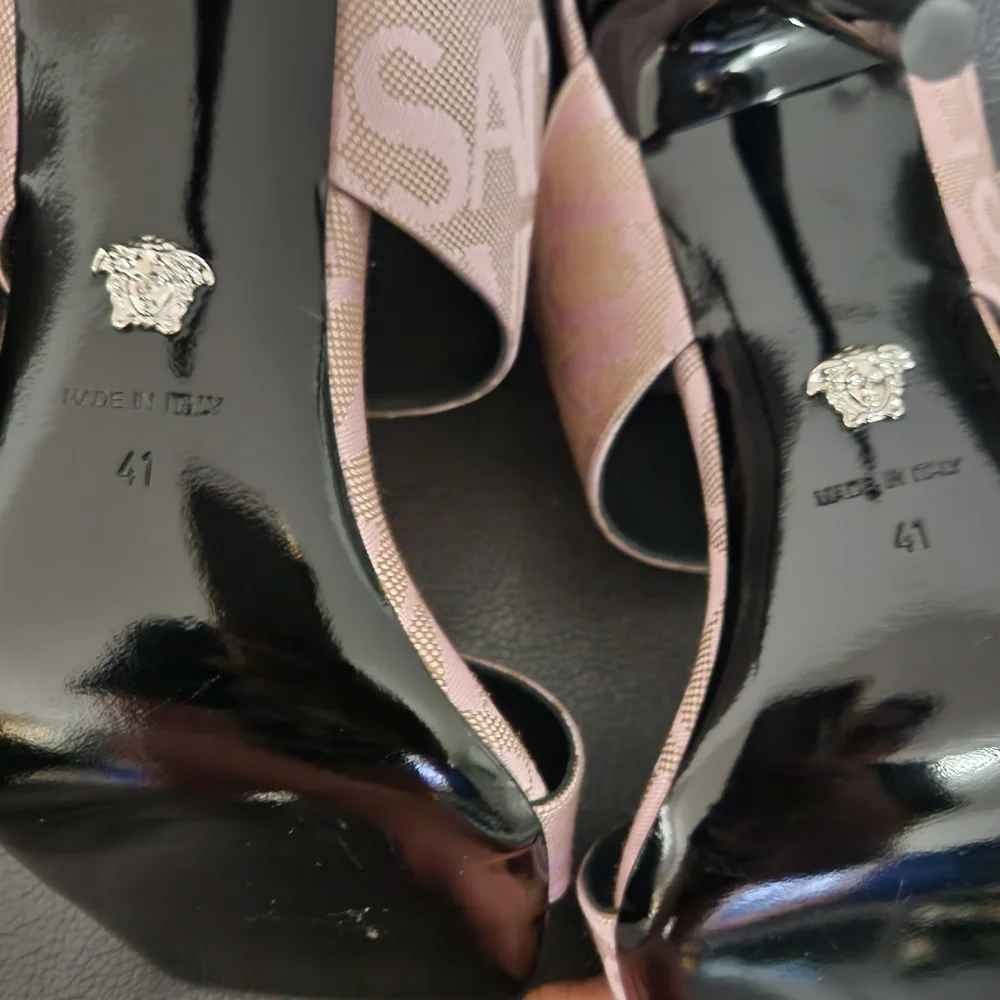 Versace Allover Logo Jacquard Pink Square Open Toe Heel NEW - Picture 4 of 11